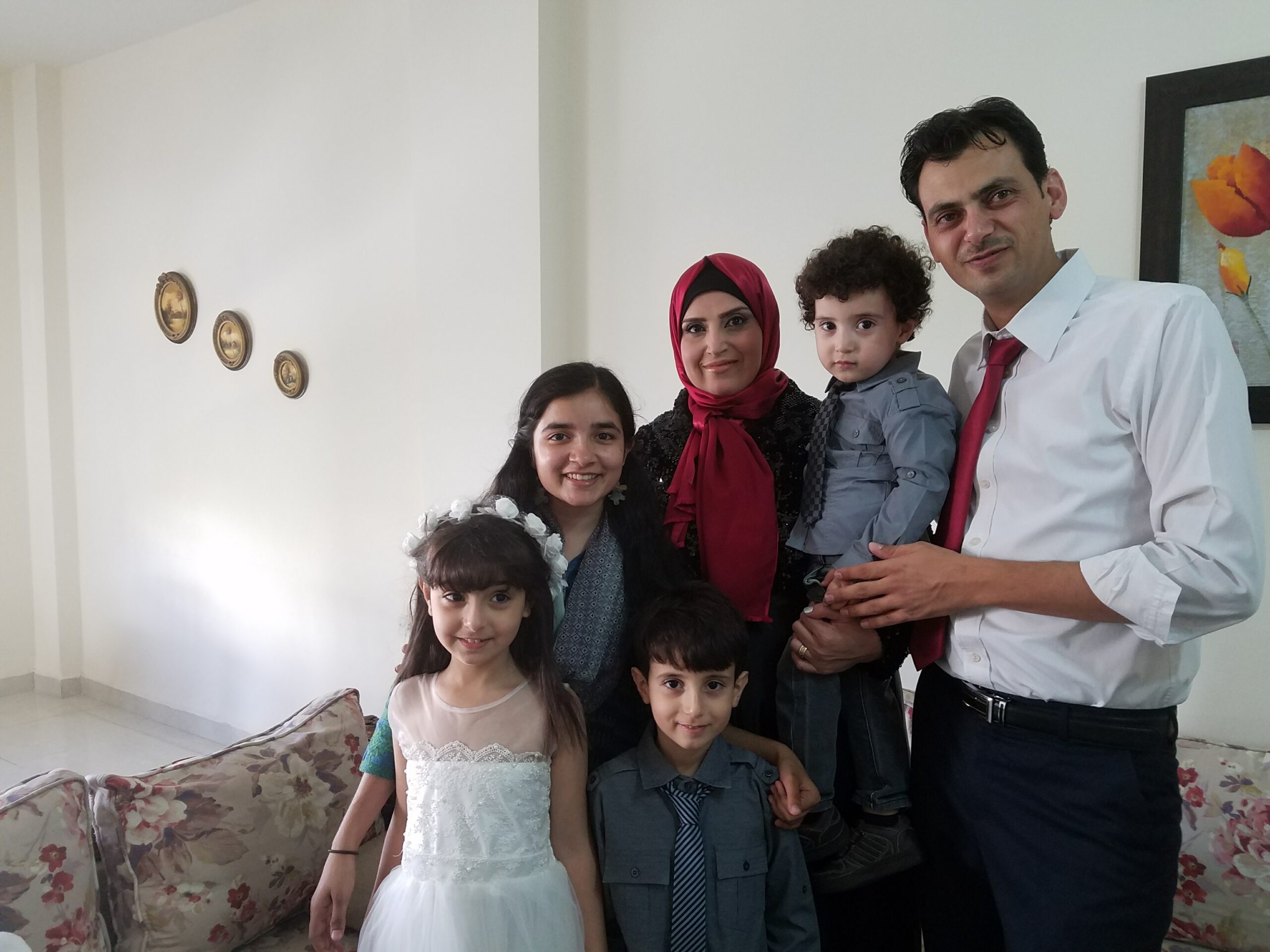 Image of Shraddha with her host family in Jordan