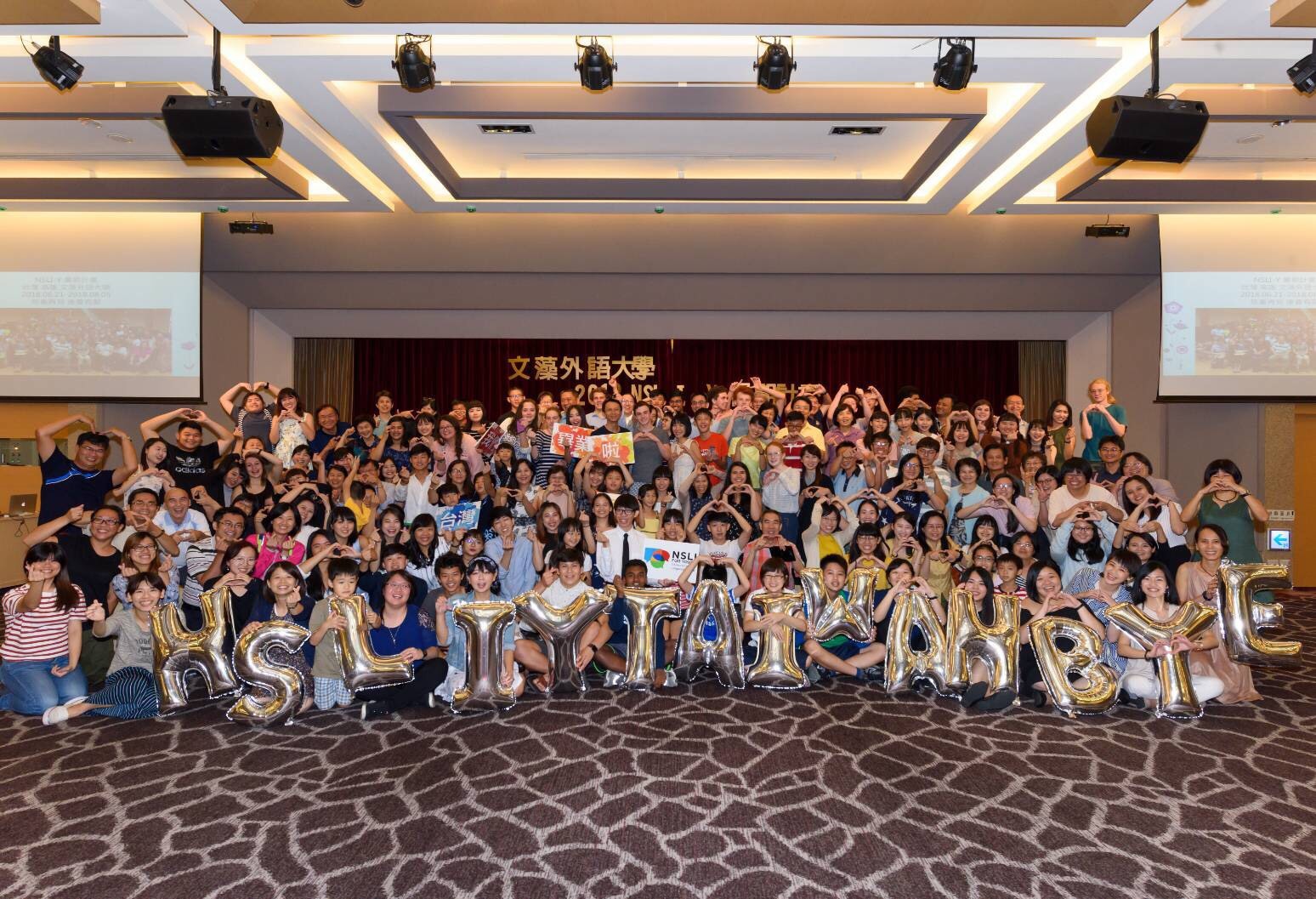 Image of the NSLI-Y cohort posing with a large group of students