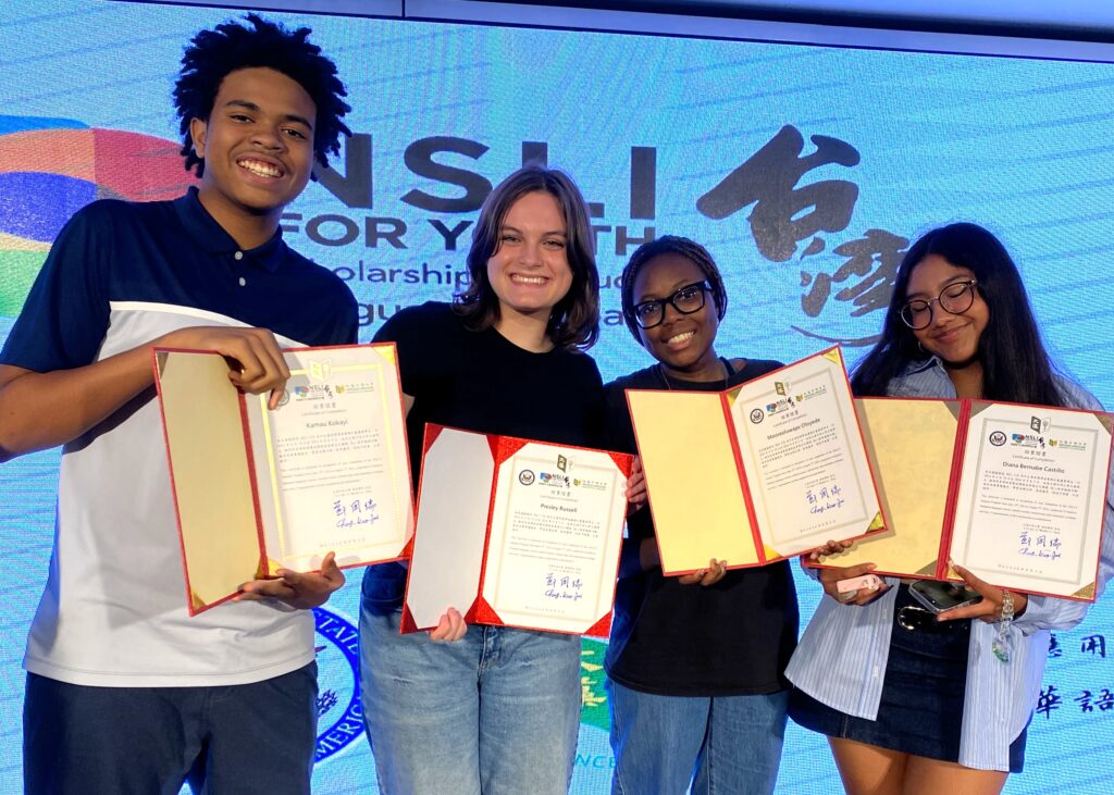 NSLI-Y Chinese students with certificates
