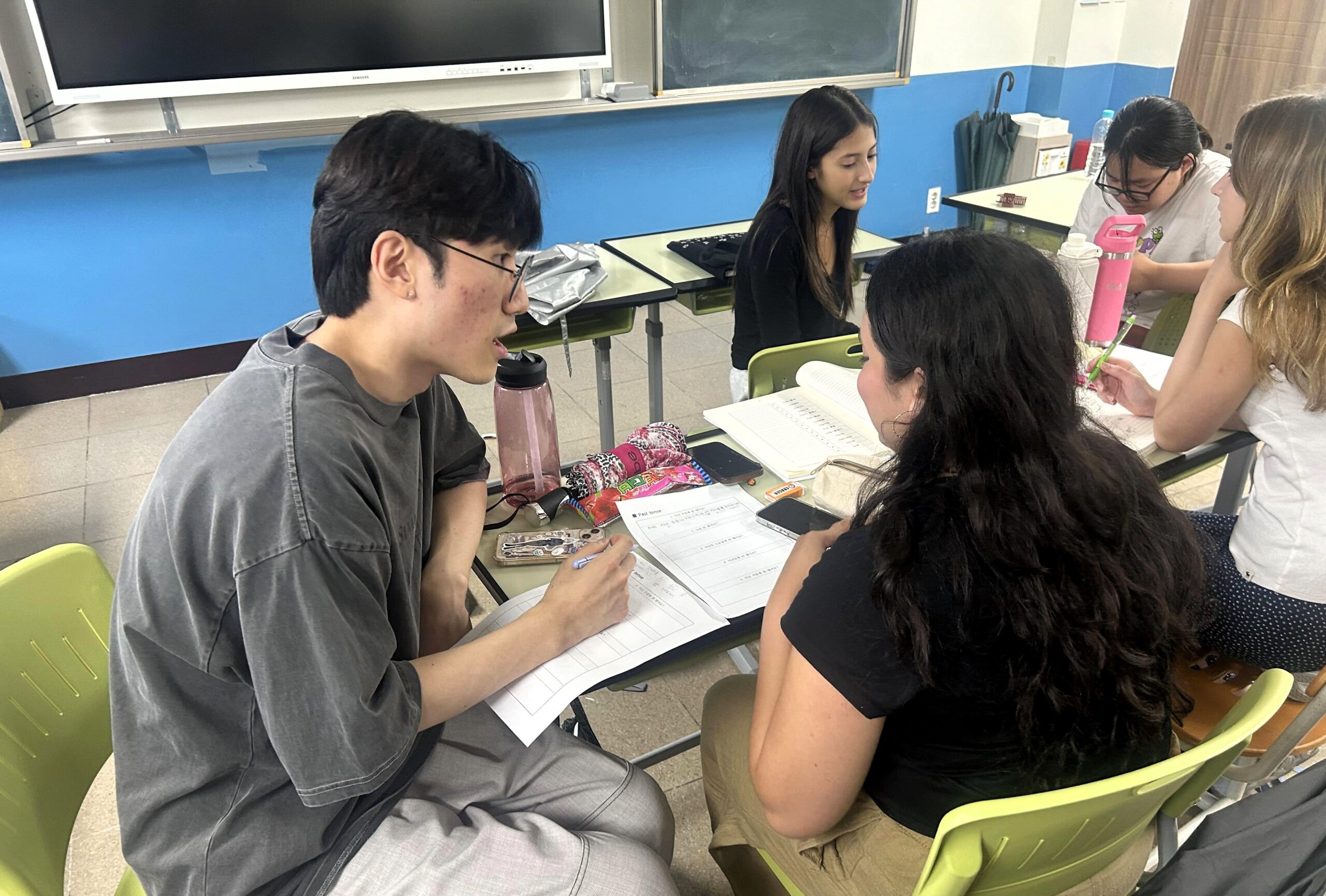 NSLI-Y participant getting one-on-one support in the classroom